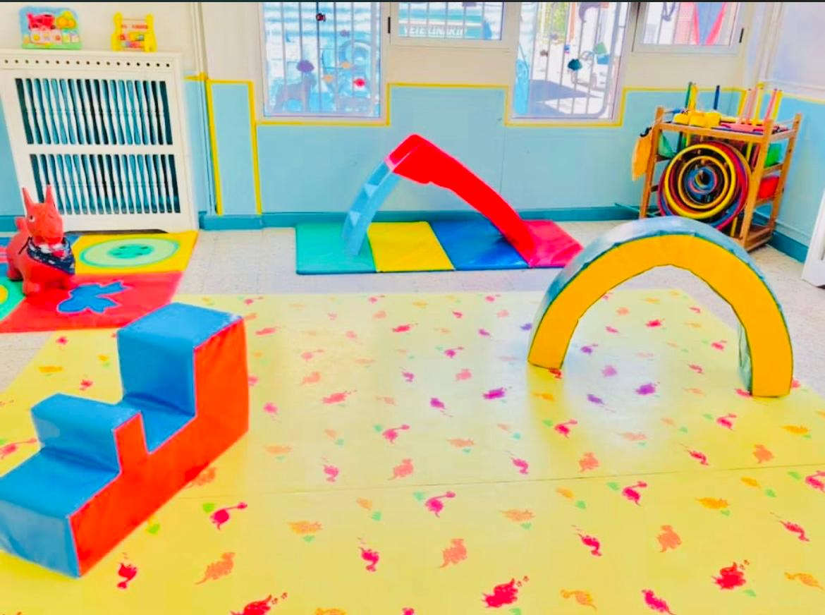 Sala de psicomotricidad con rampa, arco y escaleras de espuma