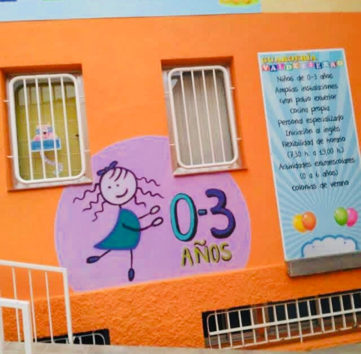 Fachada de la guardería con mural 0-3 años